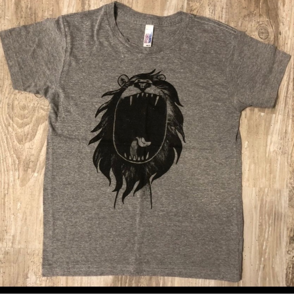Roaring Lion Graphic Kids Tee in Heather Gray
